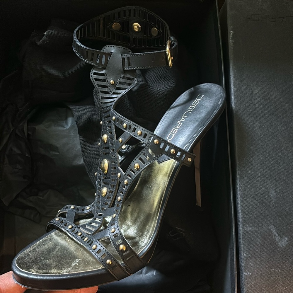 Like new DSQUARED2 black and gold heels